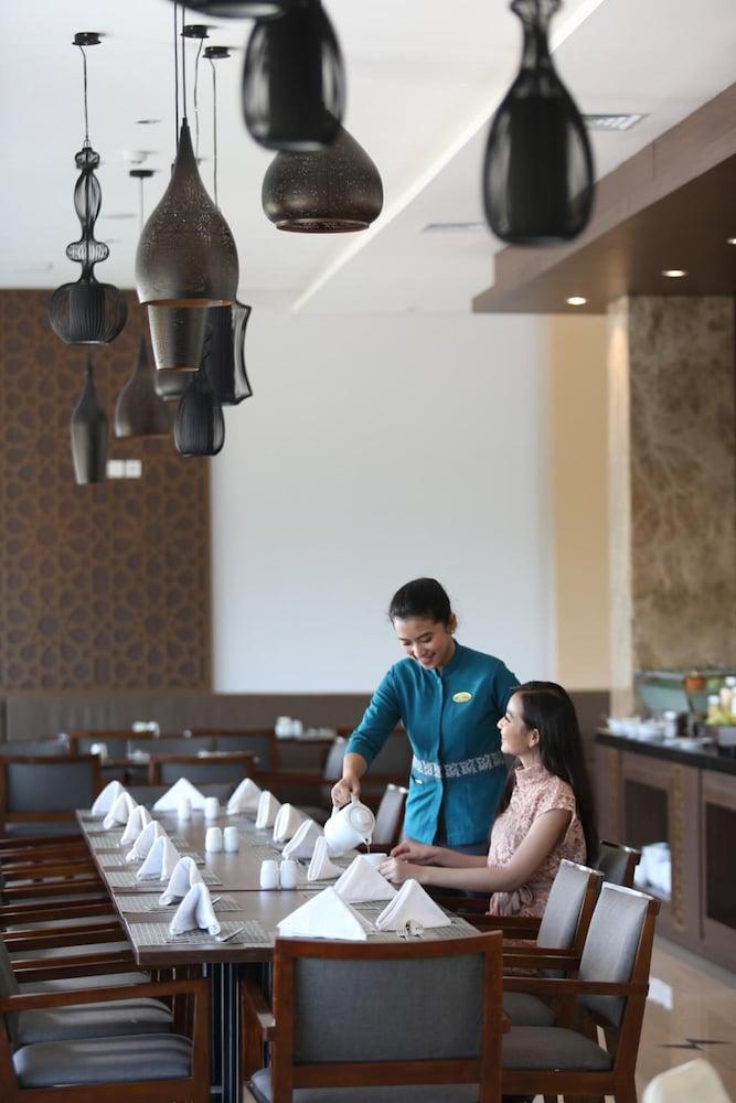 Hotel Santika Gresik Eksteriør bilde