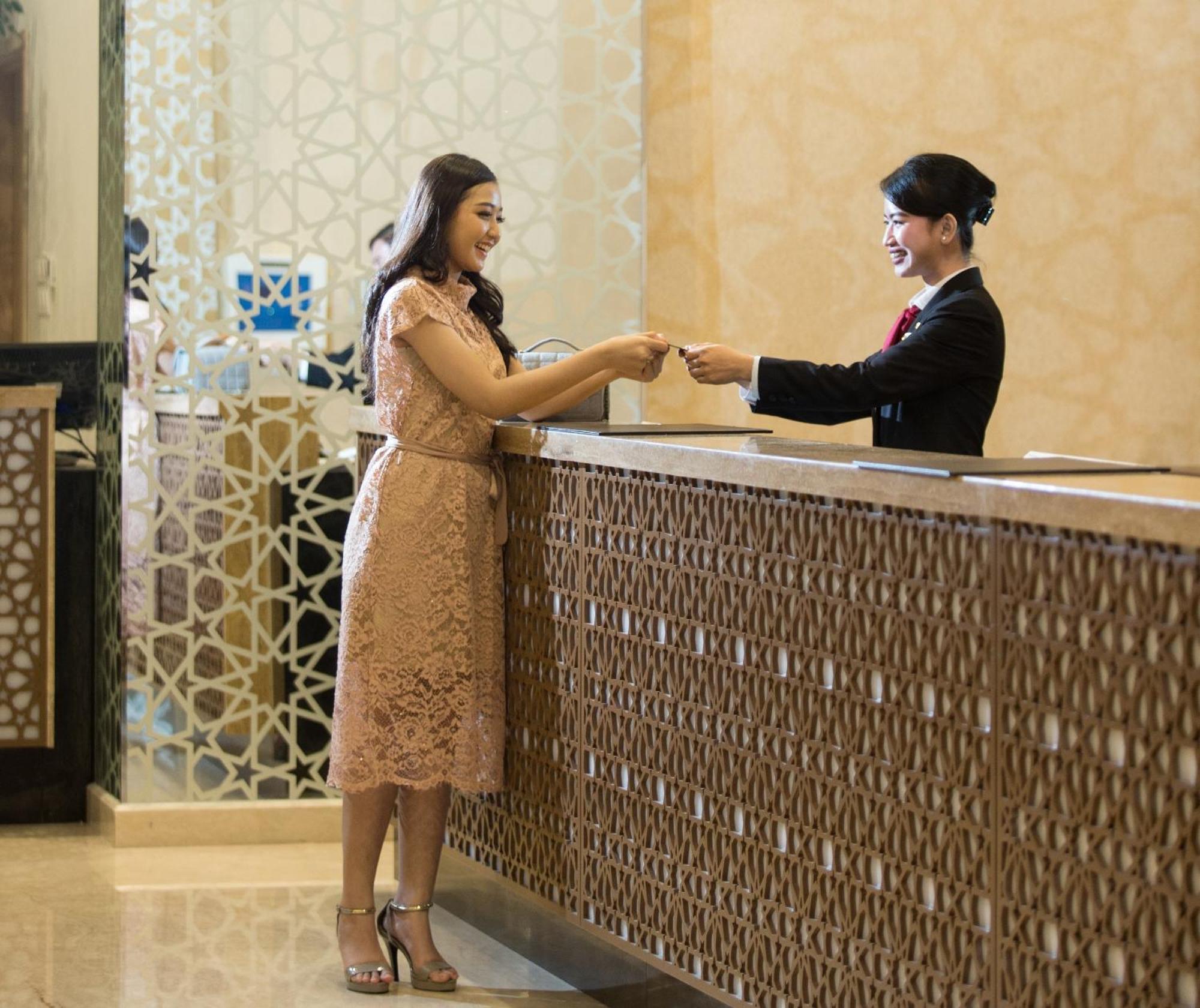 Hotel Santika Gresik Eksteriør bilde