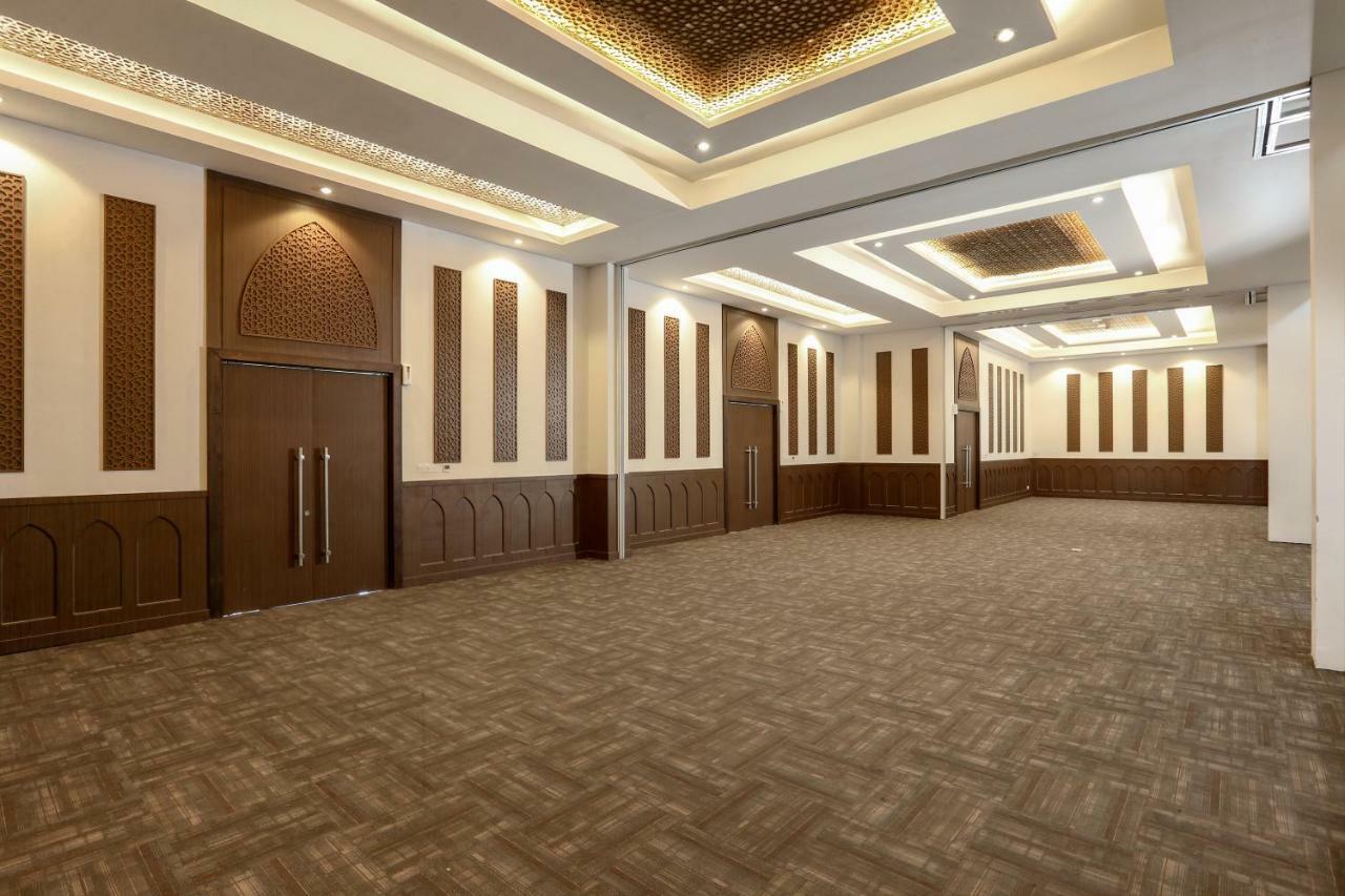 Hotel Santika Gresik Eksteriør bilde